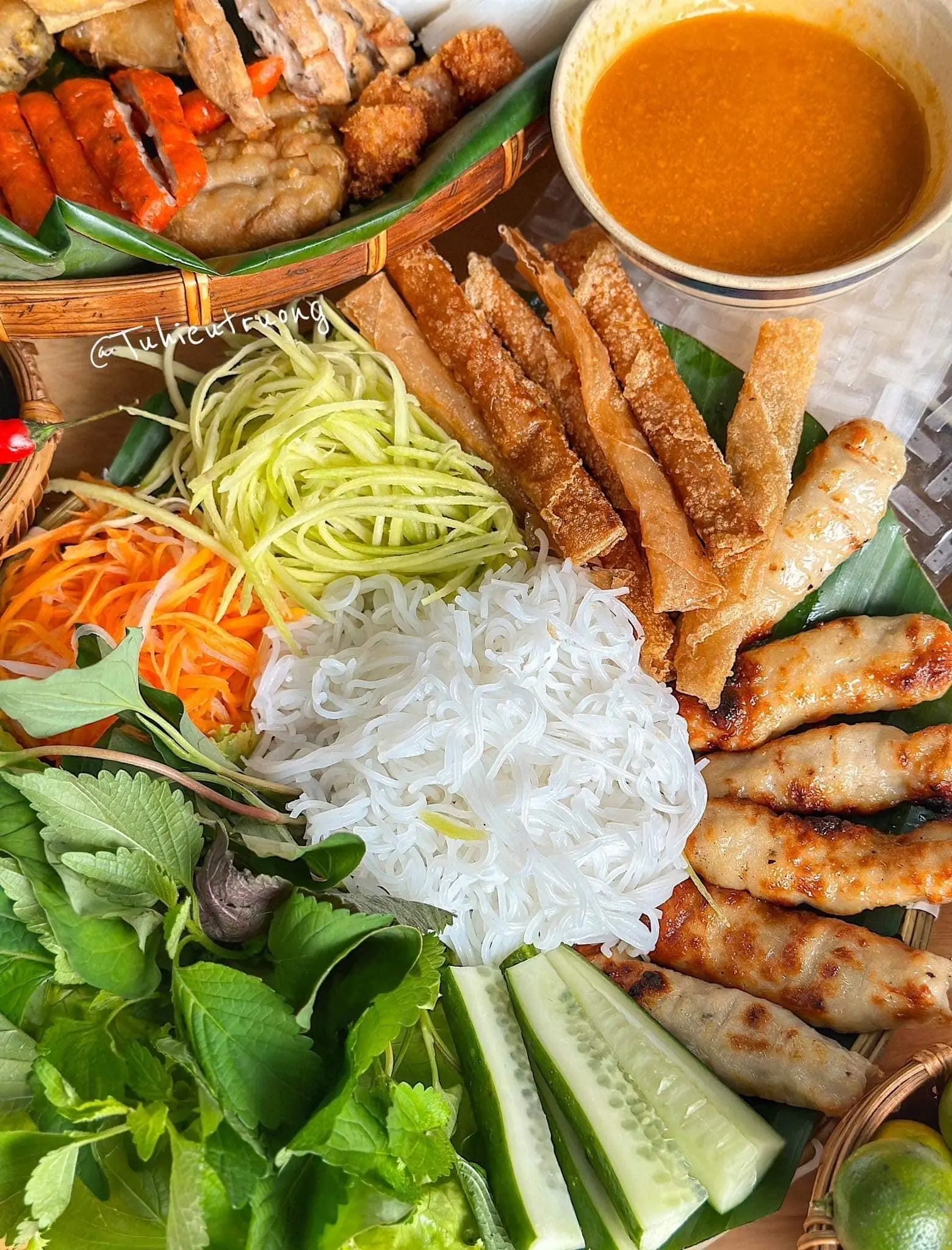 Hình ảnh Mẹt cuốn nem nướng Nha Trang