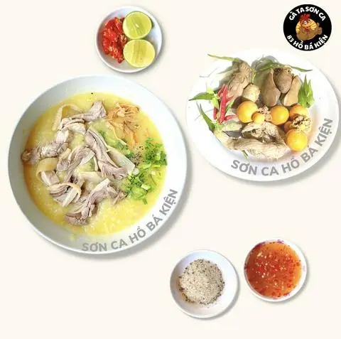 Hình ảnh Cháo hạt sen đặc biệt - thịt gà và lòng trứng