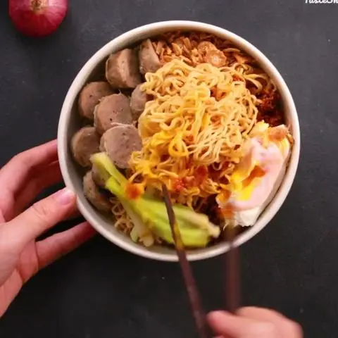 Hình ảnh Mì trộn sate bò viên sốt cay + canh soup+Tăng Ly Tra Tắc