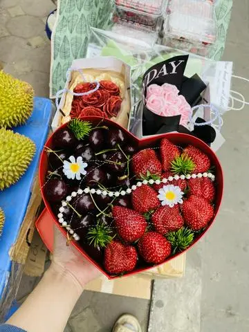 Hình ảnh Hộp Trái Tim Dâu Tây Và Cherry 