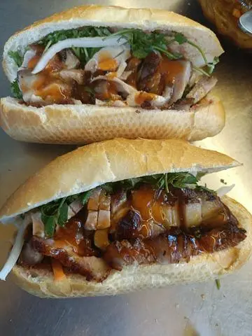 Hình ảnh Bánh mì heo quay truyền thống