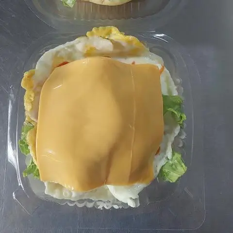 Hình ảnh hamburger tôm và 2 lớp phô-mai 