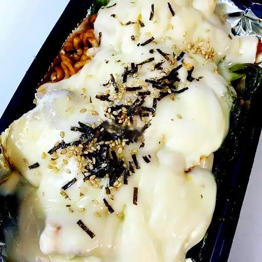 Hình ảnh Mì trộn cay xúc xích thanh cua phomai