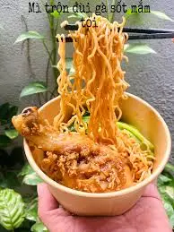 Hình ảnh Mì Trộn Đùi Gà Mắm Tỏi