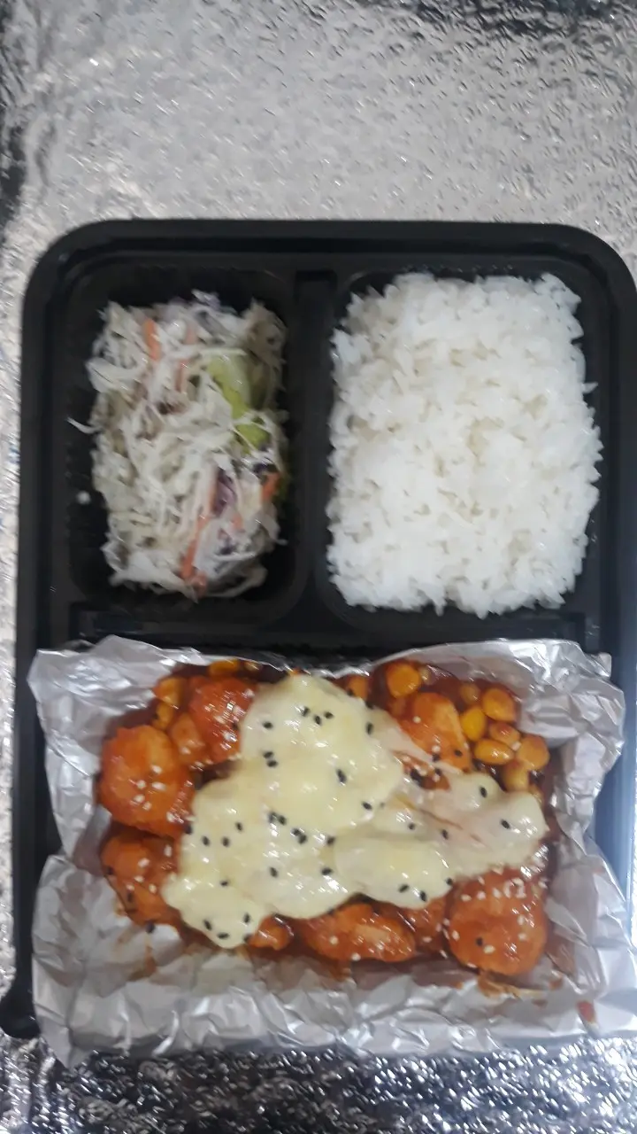 Hình ảnh Cơm Bento Gà Sốt Cay Phô Mai Sợi (cay)