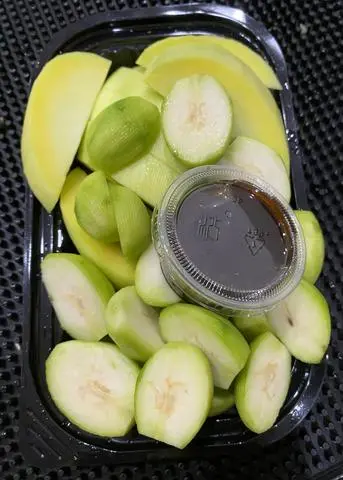 Hình ảnh Khay Mix XOÀI BAO TỪ+ CÓC  Kèm Cốc Nước Chấm Thần Thánh