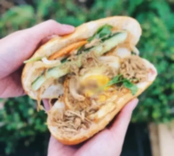 Hình ảnh Bánh mì gà xé
