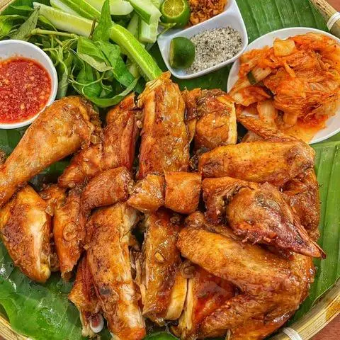 Hình ảnh 1 con gà nướng muối ớt + 1 con gà nướng sốt bản đôn 