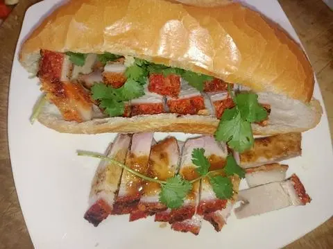Hình ảnh Bánh mì heo quay + 1trứng ốp la