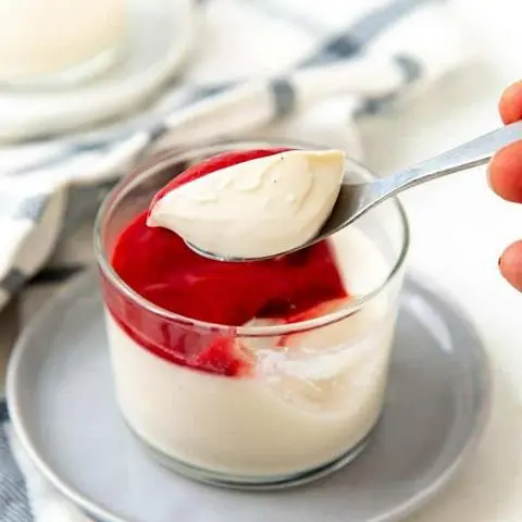 Hình ảnh Panna Cotta dâu nhỏ 100gr