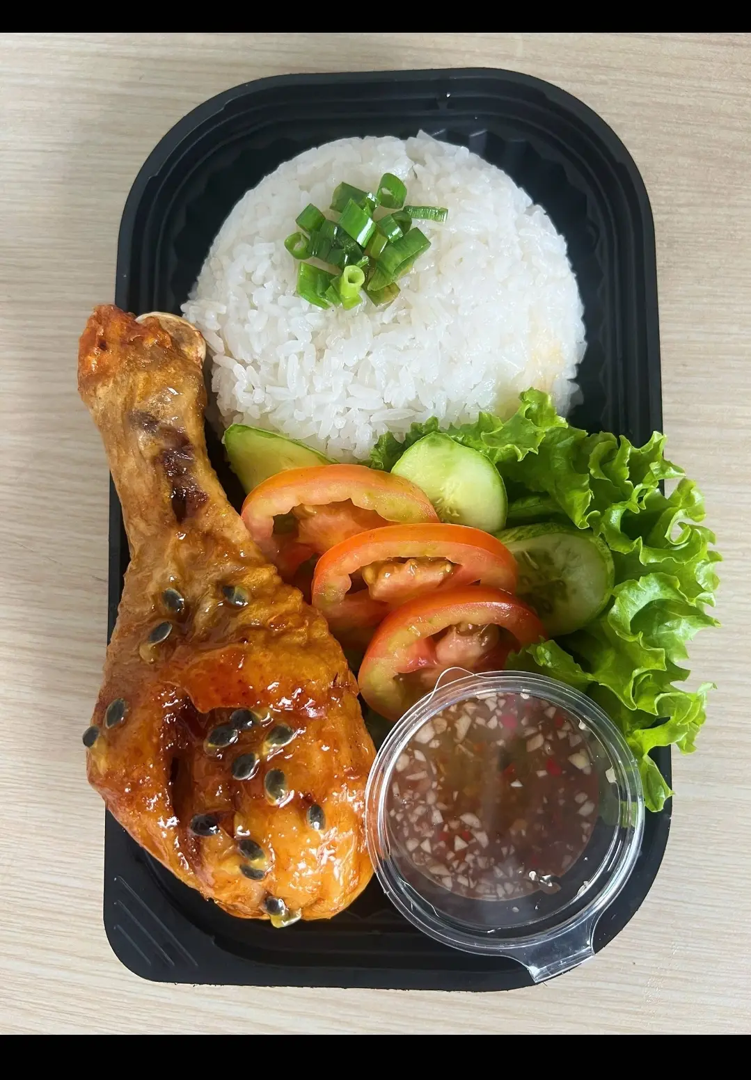 Hình ảnh Cơm đùi gà chiên sốt chanh dây