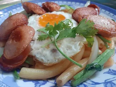 Hình ảnh Nui Xào Trứng + Xúc Xích