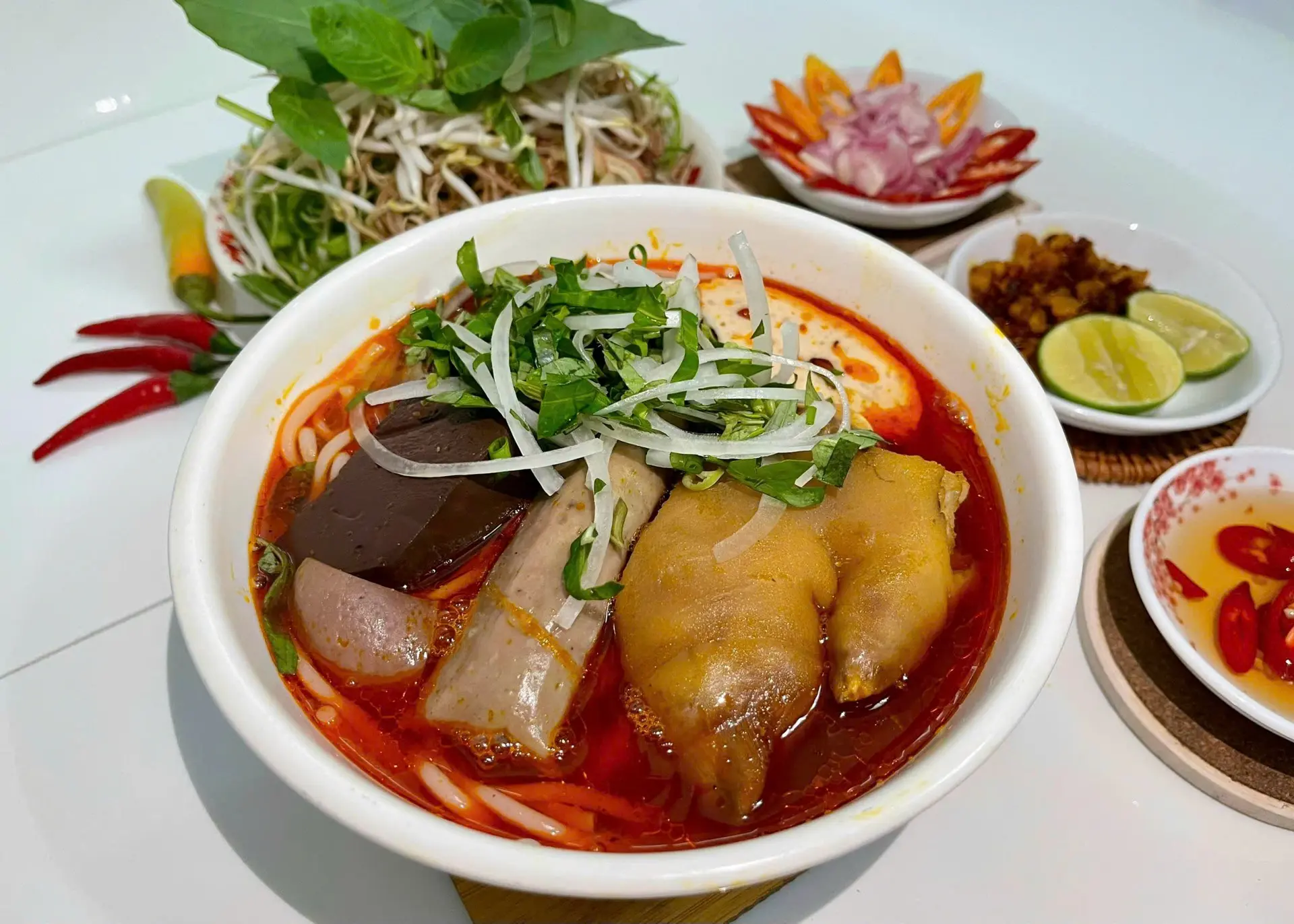 Hình ảnh 13 - Bún bò giò heo - sụn bò - chả 