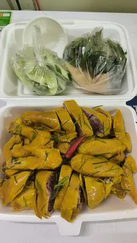 Hình ảnh Gà ủ nguyên con không đầu, phần từ 3-5 người ăn, kèm muối sữa, rau răm và dưa leo.