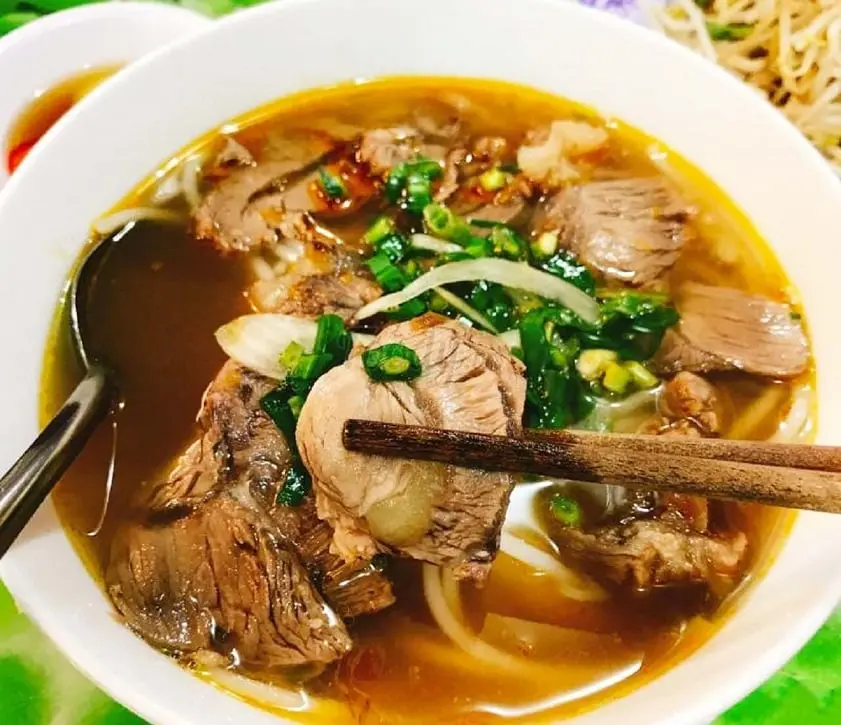 Hình ảnh BÚN BÒ HUẾ BẮP HOA + CHẢ 