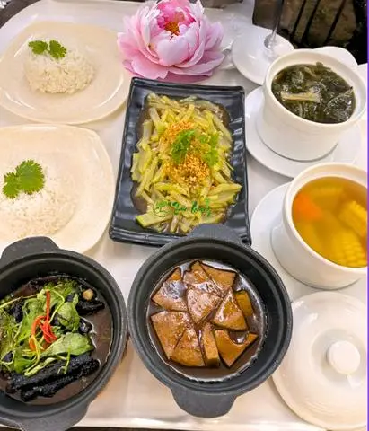 Hình ảnh Set cơm :  2 phần cơm trắng , 1 phần su su xào , 1 phần lí ngư kho rau răm , 1 phần chả kho , 2 canh tiềm
