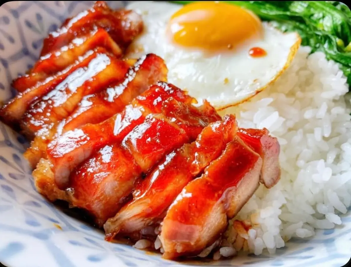 Hình ảnh Cơm gà xá xíu trứng ốp la
