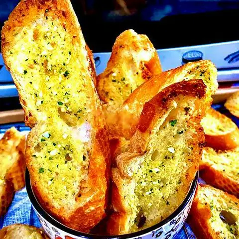 Hình ảnh Home Mì's Garlic Bread