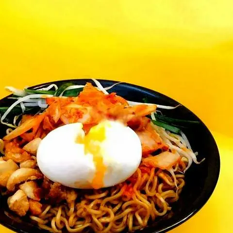 Hình ảnh Mì trộn trứng lòng đào - tóp mỡ