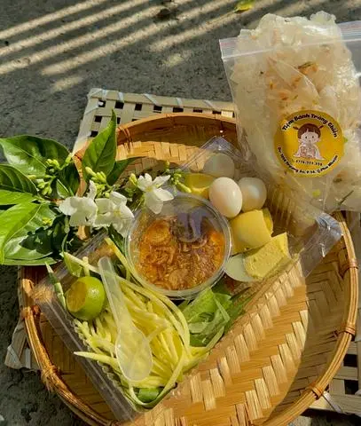 Hình ảnh Bánh dẻo chấm sốt me