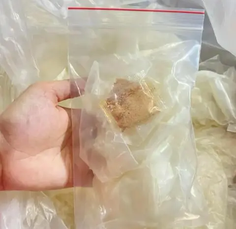 Hình ảnh Bánh tráng rìa muối nhuyễn túi zip