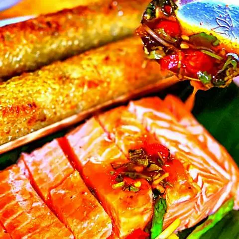 Hình ảnh Cơm lam cá hồi nướng mắm nhĩ phần lớn