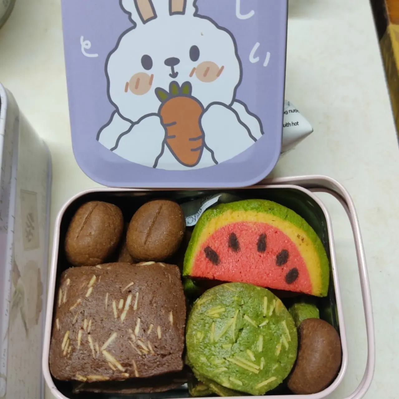 Hình ảnh Hộp cookie thiếc có quai xách
