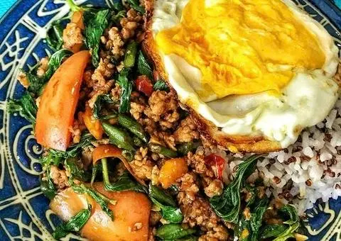 Hình ảnh  Cơm thịt heo xào lá quế + trứng