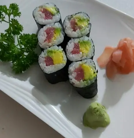 Hình ảnh sushi cuộn cá ngừ bơ tươi