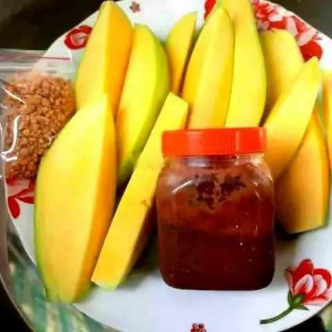 Hình ảnh Xoài keo gọt sẵn - mắm ruốc