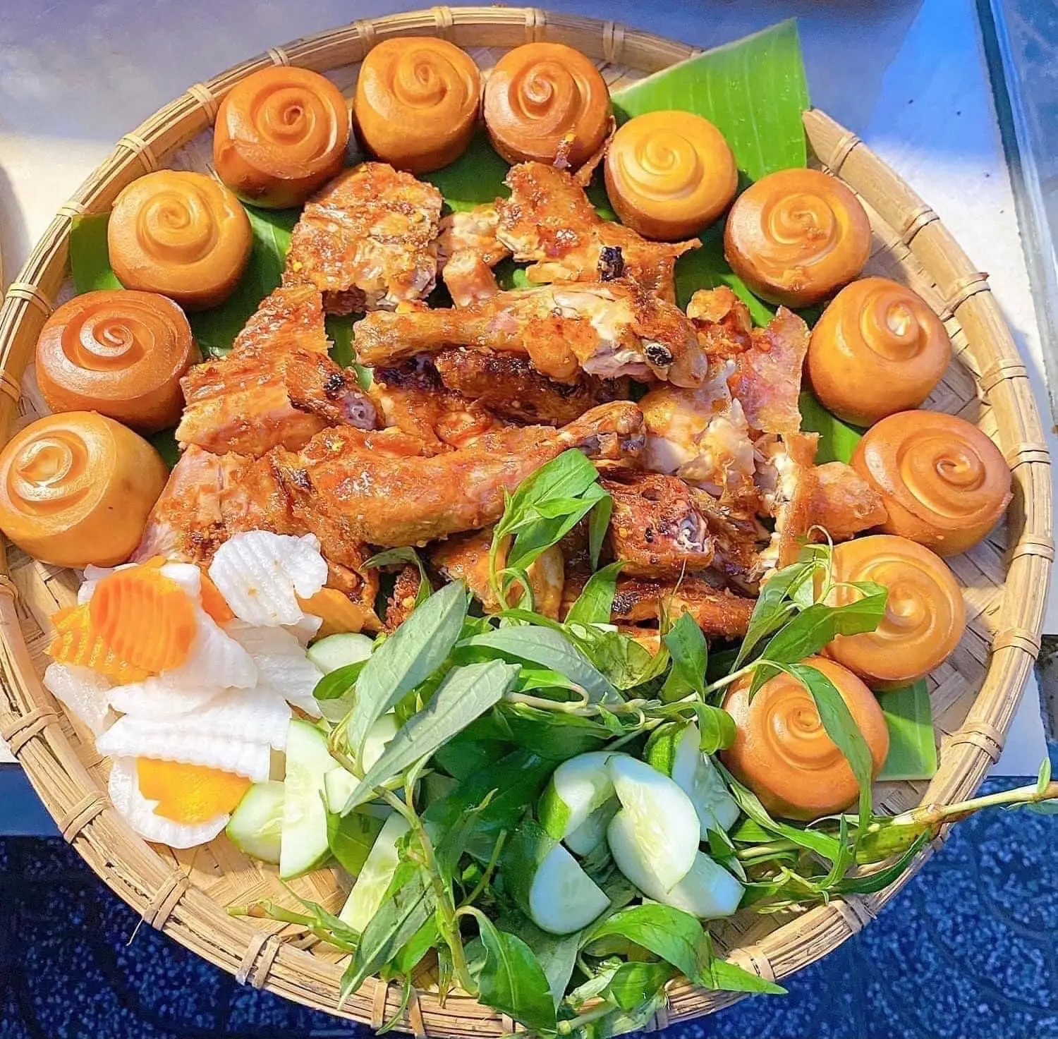 Hình ảnh Gà nướng sốt mắm nhĩ + 10 bánh bao 
