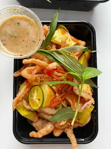 Hình ảnh Chân gà rút xương sốt thái lớn