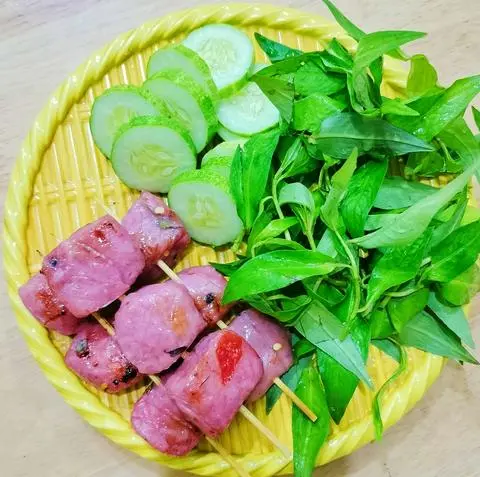 Hình ảnh Nem Chua Lá Ổi Nướng 