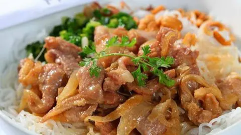 Hình ảnh Bún thịt xào đặc biệt