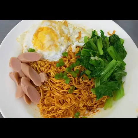 Hình ảnh Mì trộn xúc xích trứng 