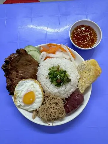 Hình ảnh Cơm Sườn Bì Chả Trứng Lạp Xưởng
