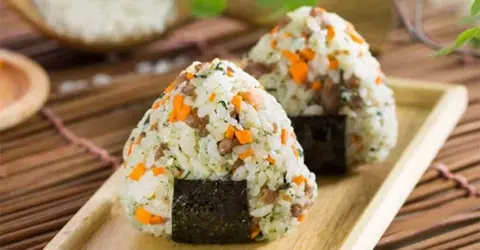 Hình ảnh cơm nắm xúc xích rong biển phô mai tươi 