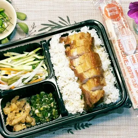 Hình ảnh Cơm heo quay da giòn 