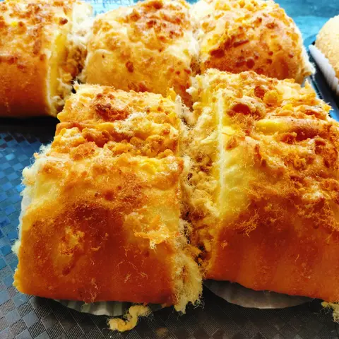 Hình ảnh Bánh mì trứng muối chà bông 
