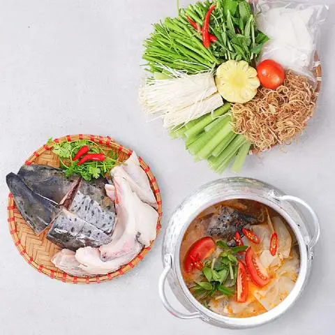 Hình ảnh Lẩu đầu cá hồi nấu măng chua, cải chua