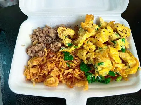 Hình ảnh Mì Trộn Trứng Chiên Thịt Bằm
