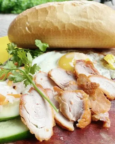 Hình ảnh Bánh mì pate xá xíu