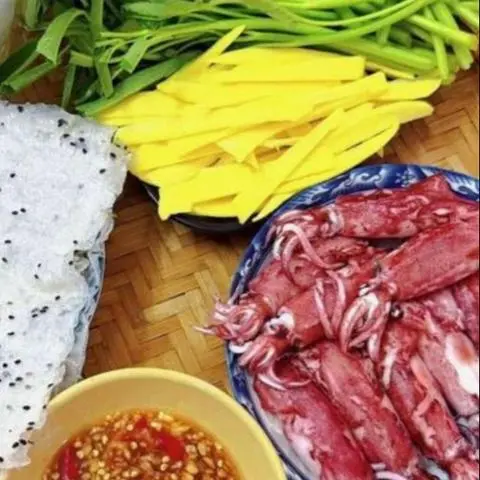Hình ảnh Mực hấp cuốn rau muống