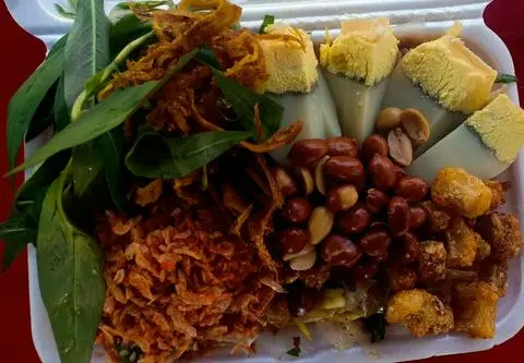 Hình ảnh bánh tráng trộn  tốp mở  khô  ruốc đậu phộng. trứng 