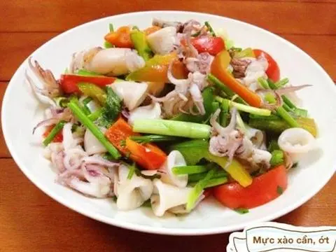 Hình ảnh Mực xào hành cần