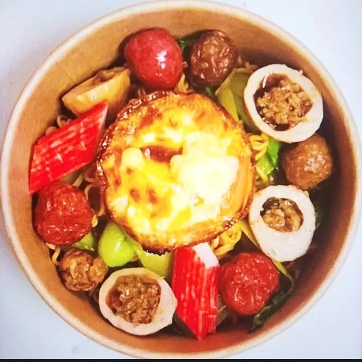 Hình ảnh Mì trộn bò viên - trứng 