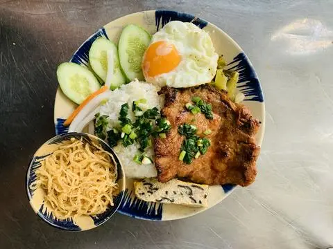 Hình ảnh Cơm sườn bì chả ốp la