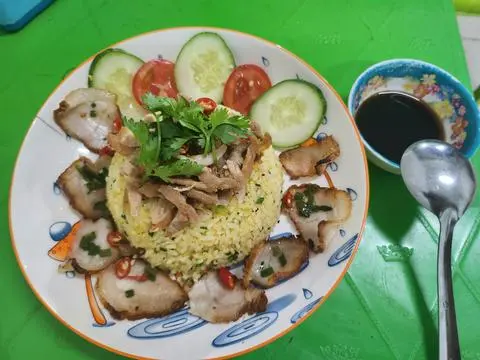Hình ảnh Cơm Chiên Gà Xé + Xá xíu + trứng opla