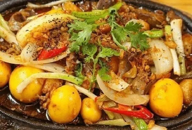 Hình ảnh Cơm lòng gà trung non xào xả ot 
