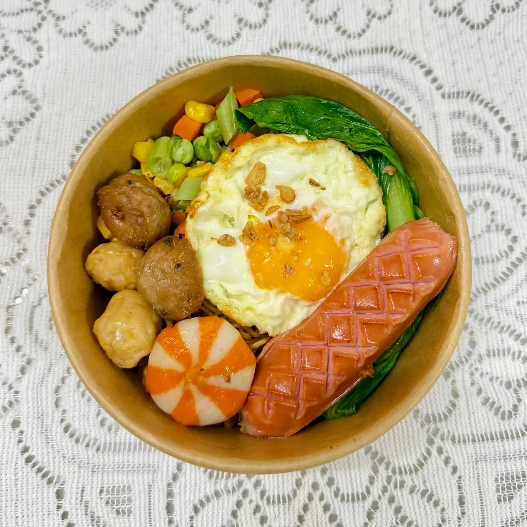 Hình ảnh Mì trộn trứng chiên, cá viên xúc xích